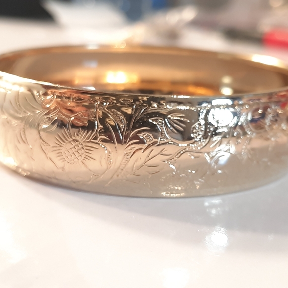 Elegant Gold Floral Bangle Bracelet - Picture 3 of 7